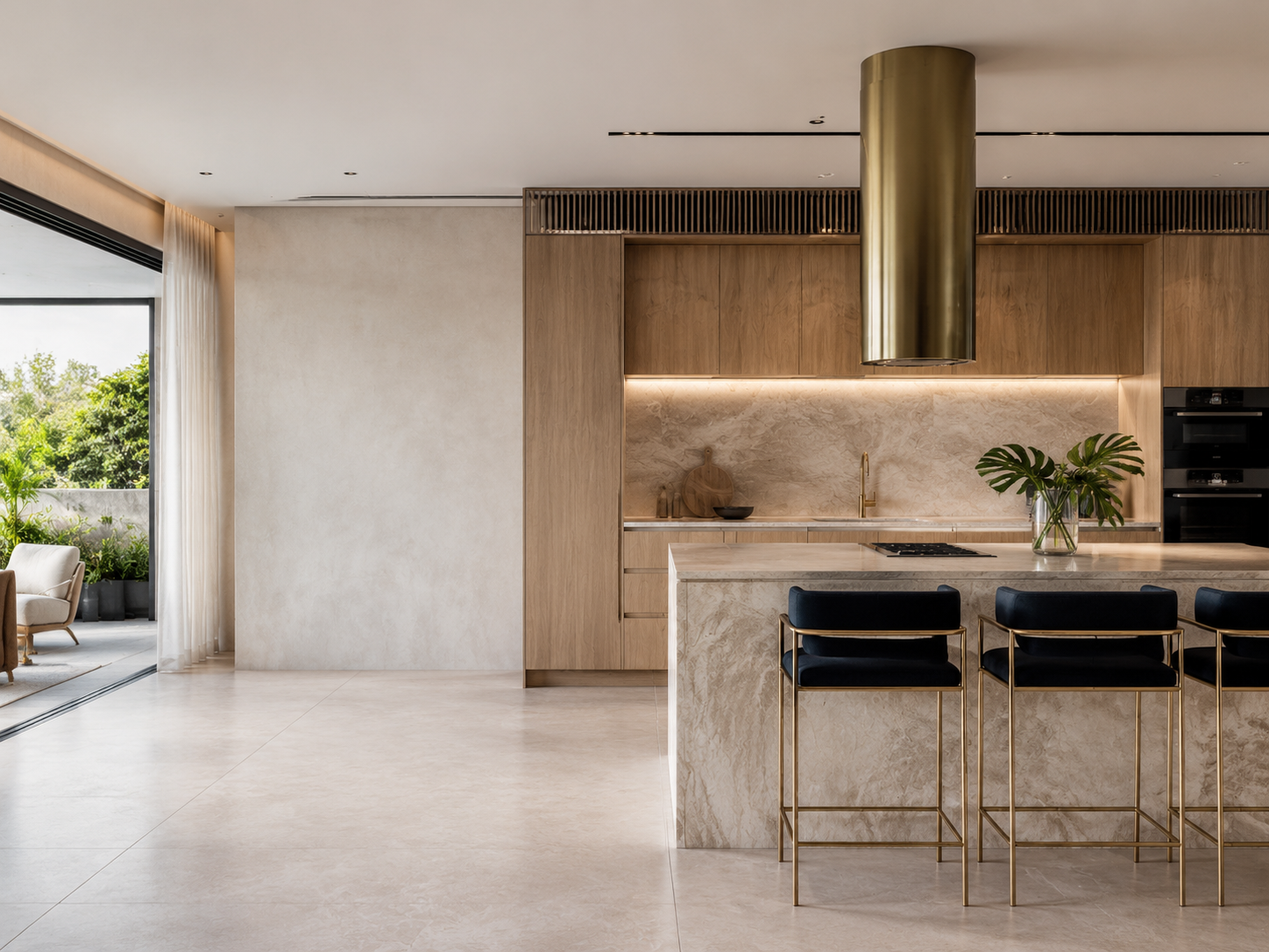 Interior contemporâneo com cozinha, pedra clara e marcenaria em madeira